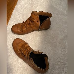 Not sure of brand,  worn maybe 10 times, paid $25.00, sell for $15